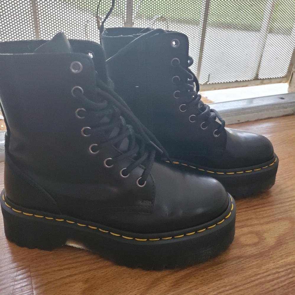 Dr. Martens jadon